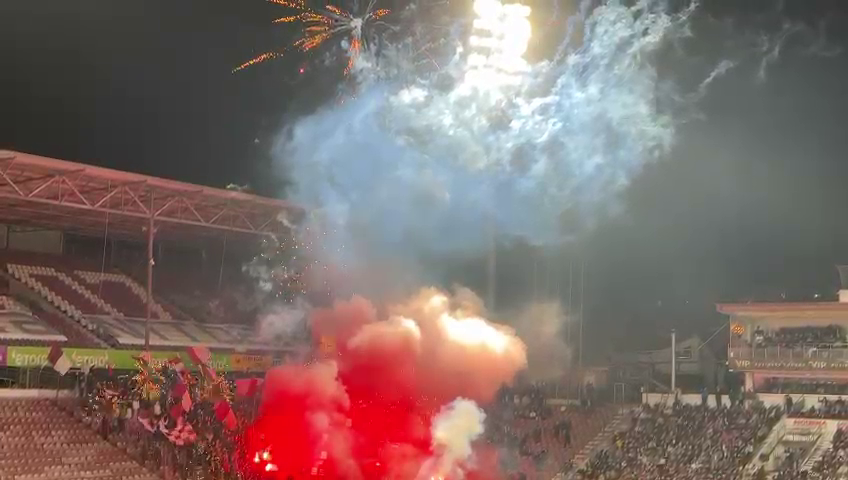 Spectacol la CFR Cluj - Rapid! Fanii ardelenilor au incendiat Gruia după ce au aruncat cu artificii în startul meciului_18
