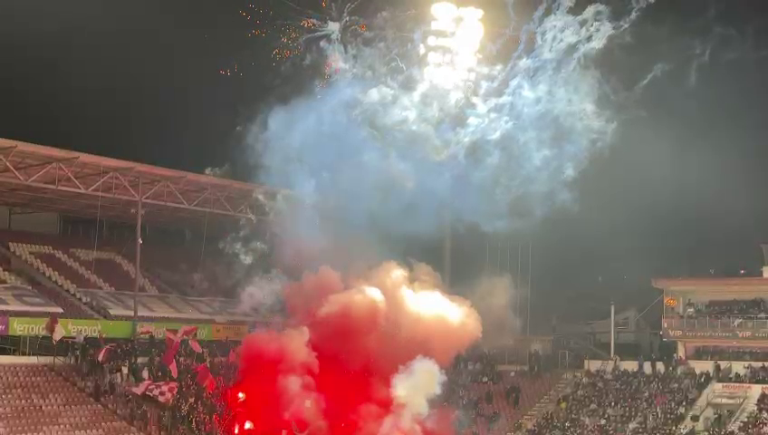 Spectacol la CFR Cluj - Rapid! Fanii ardelenilor au incendiat Gruia după ce au aruncat cu artificii în startul meciului_20