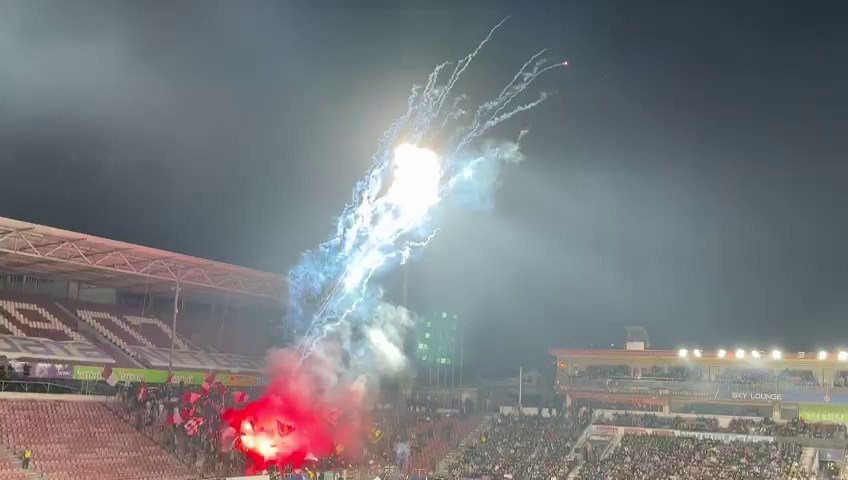 Spectacol la CFR Cluj - Rapid! Fanii ardelenilor au incendiat Gruia după ce au aruncat cu artificii în startul meciului_3