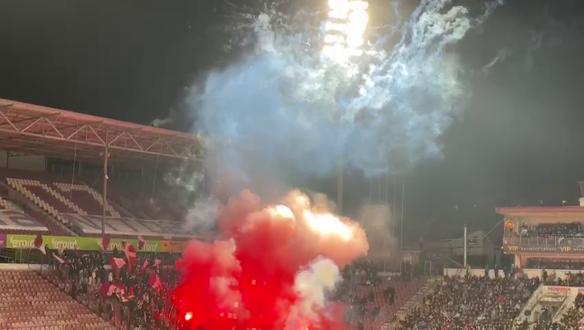 Spectacol la CFR Cluj - Rapid! Fanii ardelenilor au incendiat Gruia după ce au aruncat cu artificii în startul meciului_26