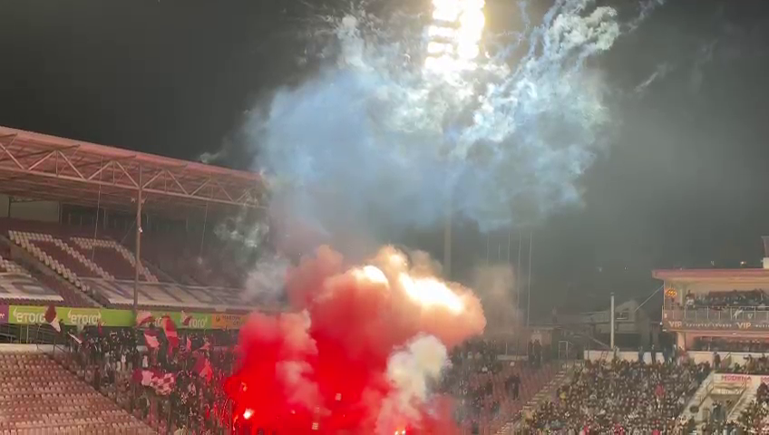 Spectacol la CFR Cluj - Rapid! Fanii ardelenilor au incendiat Gruia după ce au aruncat cu artificii în startul meciului_27