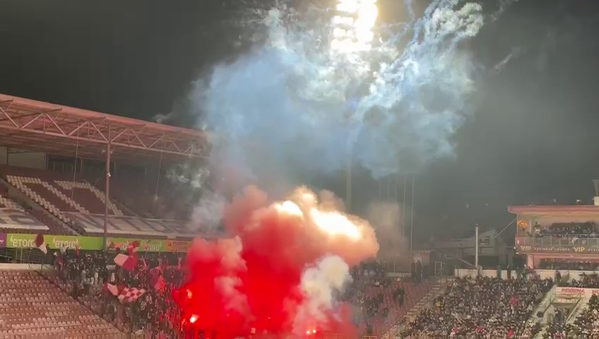 Spectacol la CFR Cluj - Rapid! Fanii ardelenilor au incendiat Gruia după ce au aruncat cu artificii în startul meciului_28