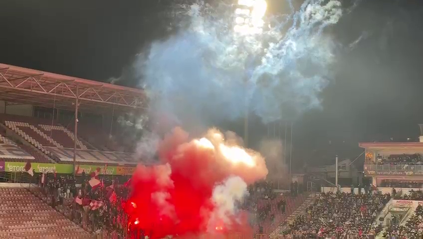 Spectacol la CFR Cluj - Rapid! Fanii ardelenilor au incendiat Gruia după ce au aruncat cu artificii în startul meciului_29