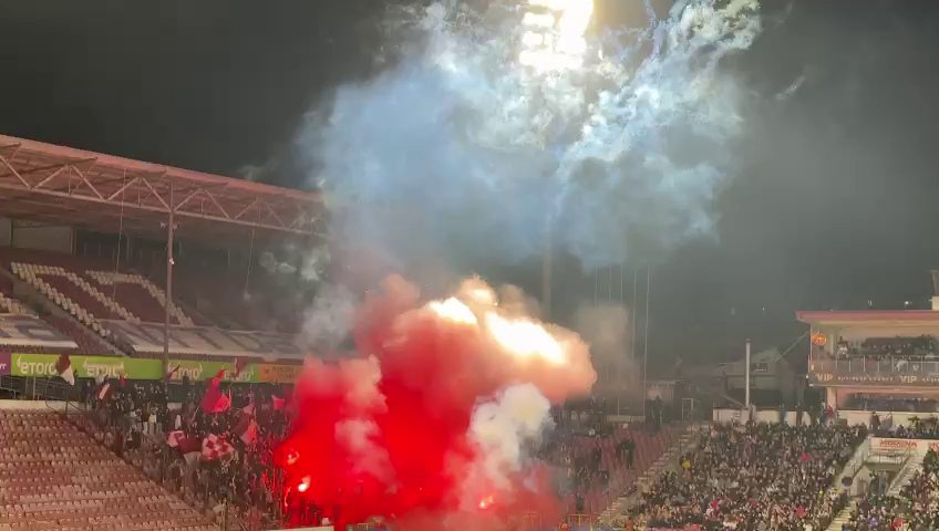 Spectacol la CFR Cluj - Rapid! Fanii ardelenilor au incendiat Gruia după ce au aruncat cu artificii în startul meciului_30