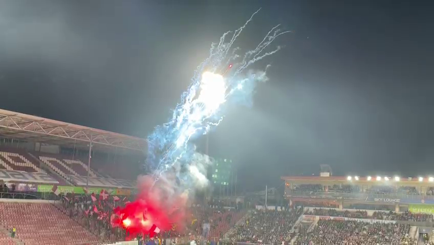 Spectacol la CFR Cluj - Rapid! Fanii ardelenilor au incendiat Gruia după ce au aruncat cu artificii în startul meciului_4