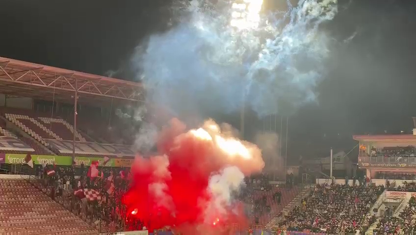 Spectacol la CFR Cluj - Rapid! Fanii ardelenilor au incendiat Gruia după ce au aruncat cu artificii în startul meciului_31