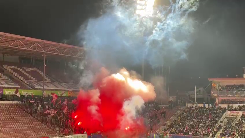 Spectacol la CFR Cluj - Rapid! Fanii ardelenilor au incendiat Gruia după ce au aruncat cu artificii în startul meciului_32