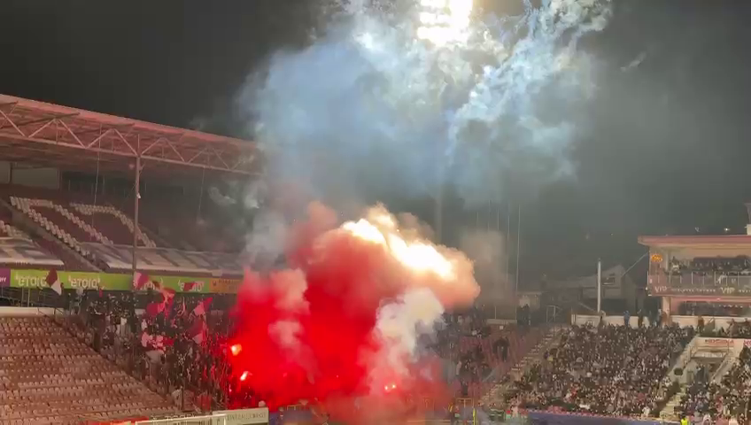 Spectacol la CFR Cluj - Rapid! Fanii ardelenilor au incendiat Gruia după ce au aruncat cu artificii în startul meciului_33