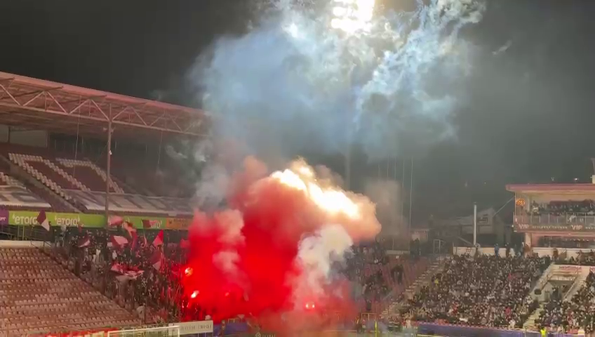 Spectacol la CFR Cluj - Rapid! Fanii ardelenilor au incendiat Gruia după ce au aruncat cu artificii în startul meciului_34