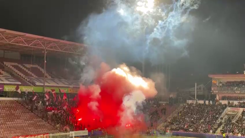 Spectacol la CFR Cluj - Rapid! Fanii ardelenilor au incendiat Gruia după ce au aruncat cu artificii în startul meciului_35