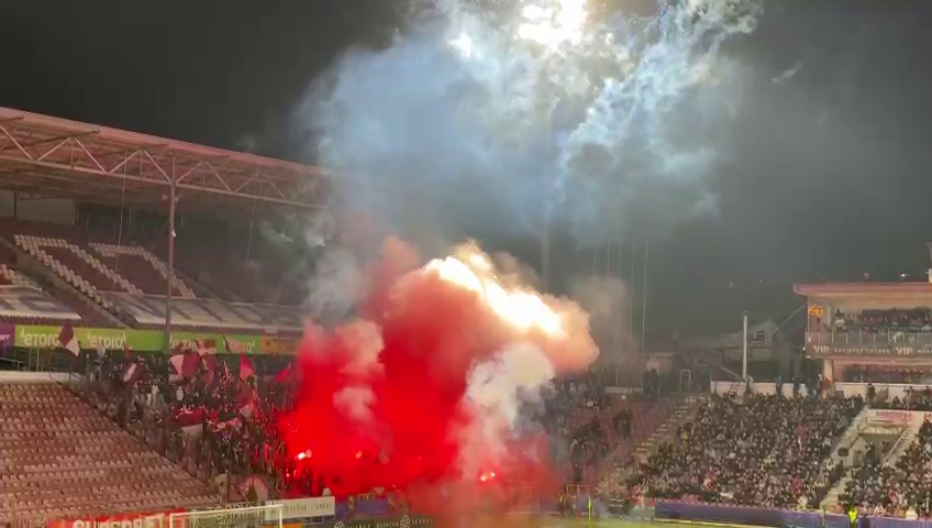 Spectacol la CFR Cluj - Rapid! Fanii ardelenilor au incendiat Gruia după ce au aruncat cu artificii în startul meciului_36