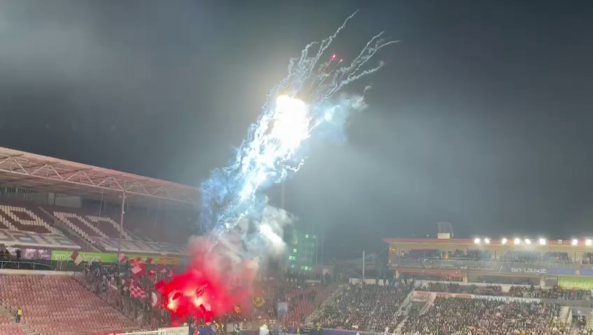 Spectacol la CFR Cluj - Rapid! Fanii ardelenilor au incendiat Gruia după ce au aruncat cu artificii în startul meciului_5