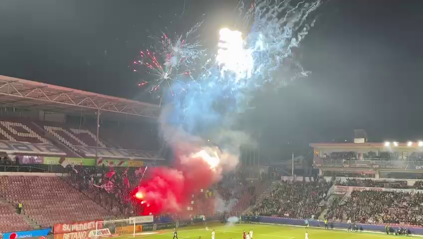 Spectacol la CFR Cluj - Rapid! Fanii ardelenilor au incendiat Gruia după ce au aruncat cu artificii în startul meciului_7