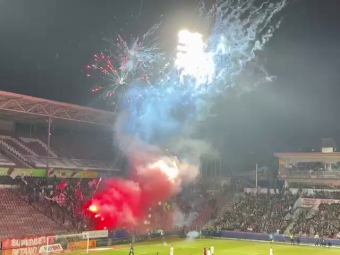 
	Spectacol la CFR Cluj - Rapid! Fanii ardelenilor au incendiat Gruia după ce au aruncat cu artificii în startul meciului
