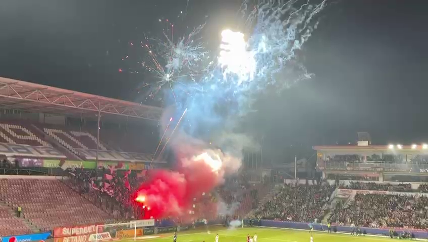 Spectacol la CFR Cluj - Rapid! Fanii ardelenilor au incendiat Gruia după ce au aruncat cu artificii în startul meciului_8