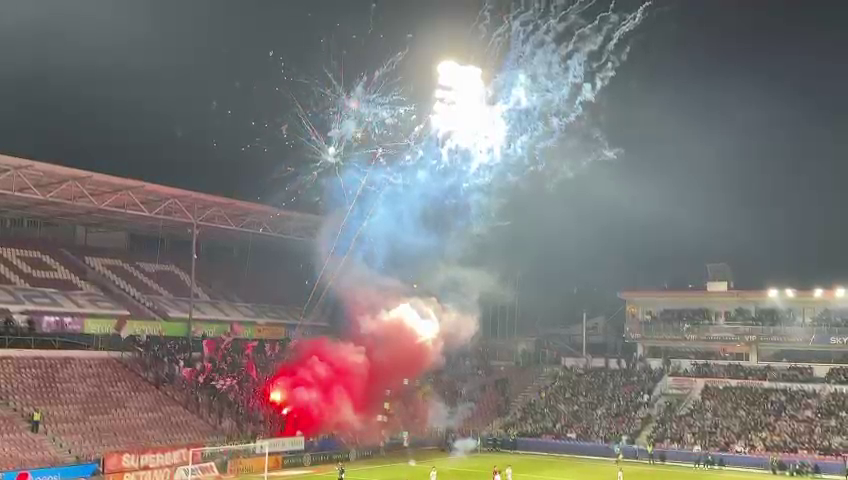 Spectacol la CFR Cluj - Rapid! Fanii ardelenilor au incendiat Gruia după ce au aruncat cu artificii în startul meciului_9