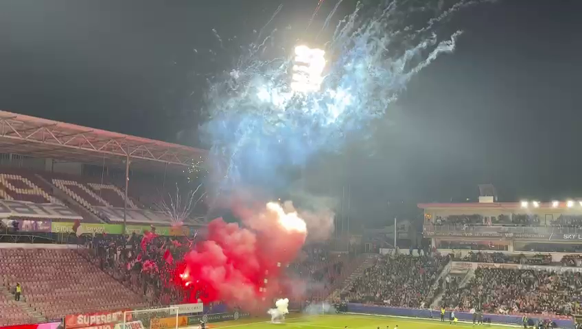 Spectacol la CFR Cluj - Rapid! Fanii ardelenilor au incendiat Gruia după ce au aruncat cu artificii în startul meciului_10