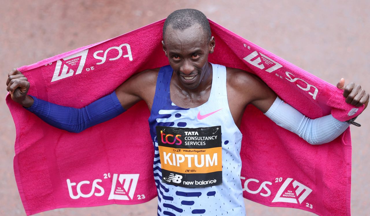 A murit Kelvin Kiptum, deținătorul recordului mondial la maraton! Sportivul-fenomen avea doar 24 de ani_2