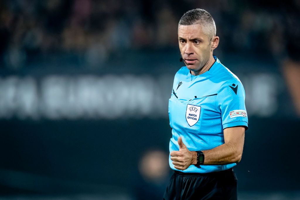 Radu Petrescu, făcut K.O. cu mingea în Feyenoord - AS Roma! Momentul în care arbitrul român a fost lovit _1