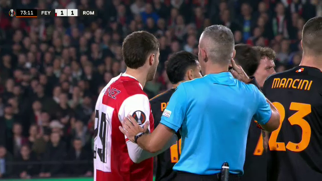 Radu Petrescu, făcut K.O. cu mingea în Feyenoord - AS Roma! Momentul în care arbitrul român a fost lovit _5