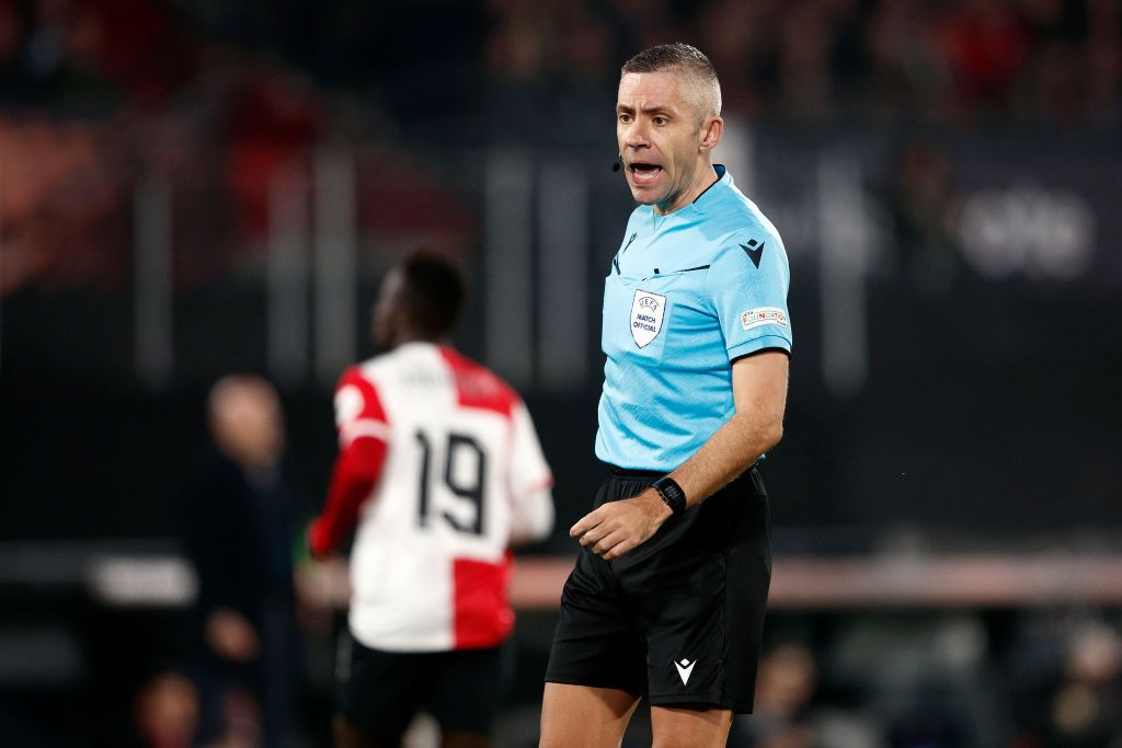 Radu Petrescu, făcut K.O. cu mingea în Feyenoord - AS Roma! Momentul în care arbitrul român a fost lovit _2