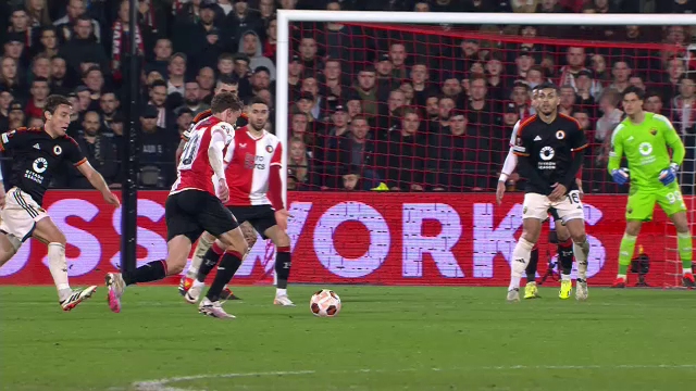 Radu Petrescu, făcut K.O. cu mingea în Feyenoord - AS Roma! Momentul în care arbitrul român a fost lovit _6