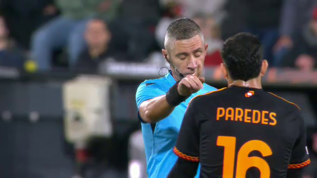 Radu Petrescu, făcut K.O. cu mingea în Feyenoord - AS Roma! Momentul în care arbitrul român a fost lovit _15