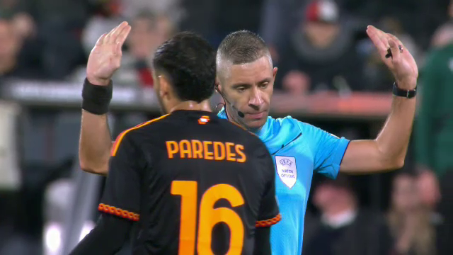Radu Petrescu, făcut K.O. cu mingea în Feyenoord - AS Roma! Momentul în care arbitrul român a fost lovit _16