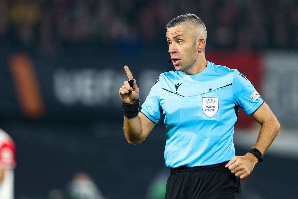 Radu Petrescu, făcut K.O. cu mingea în Feyenoord - AS Roma! Momentul în care arbitrul român a fost lovit _3