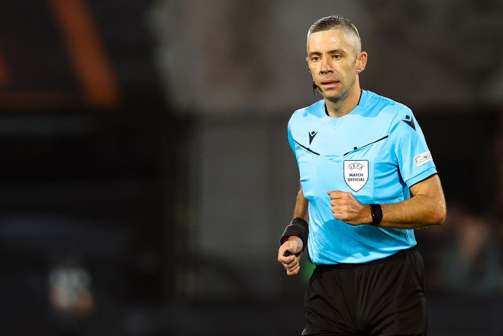 Radu Petrescu, făcut K.O. cu mingea în Feyenoord - AS Roma! Momentul în care arbitrul român a fost lovit _4