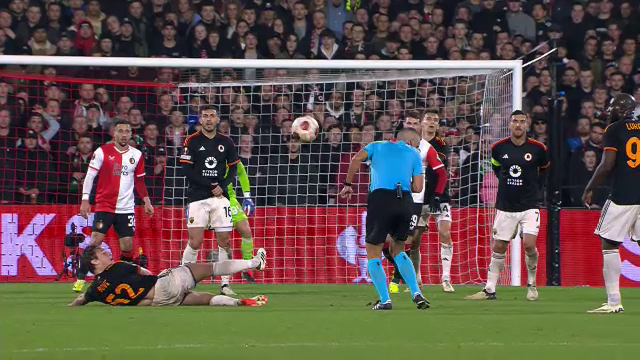 Radu Petrescu, făcut K.O. cu mingea în Feyenoord - AS Roma! Momentul în care arbitrul român a fost lovit _14