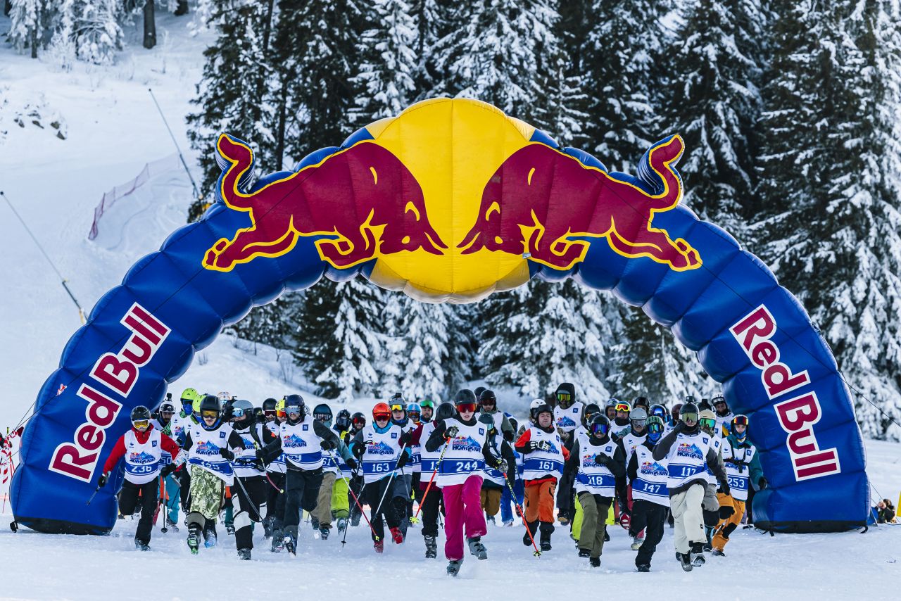 100 de schiori și snowboarderi s-au întrecut în weekend în cea mai trăsnită competiție de pe pârtie, Red Bull Homerun_1