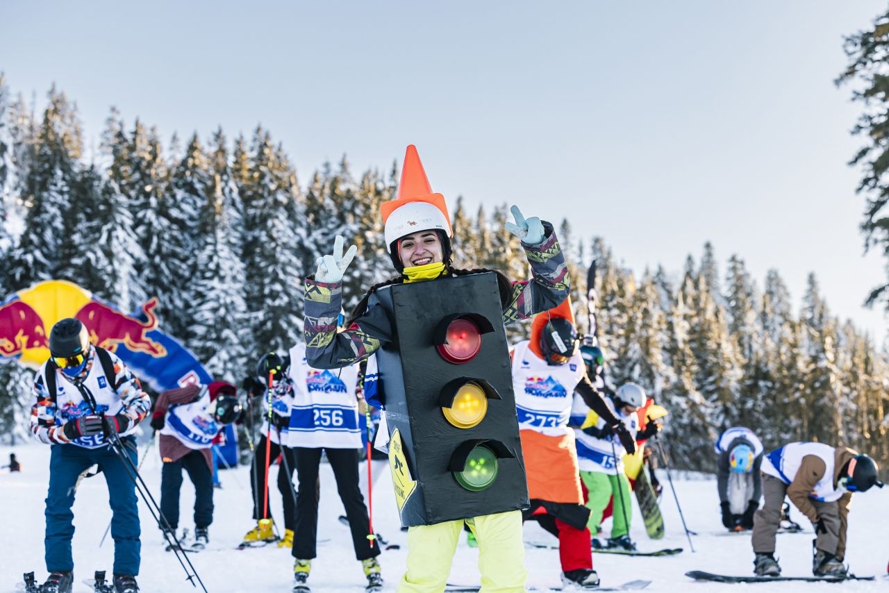 100 de schiori și snowboarderi s-au întrecut în weekend în cea mai trăsnită competiție de pe pârtie, Red Bull Homerun_2