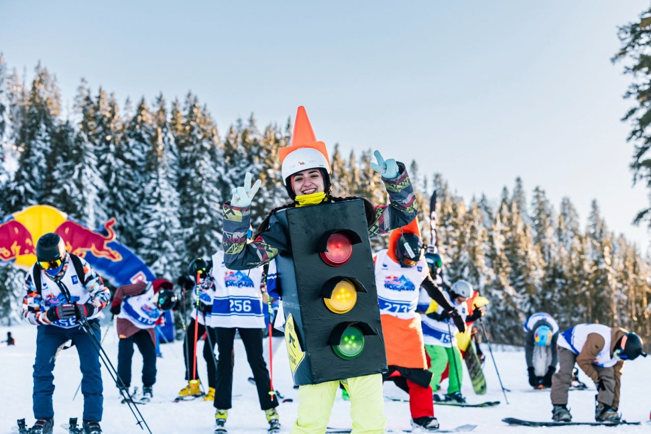 100 de schiori și snowboarderi s-au întrecut în weekend în cea mai trăsnită competiție de pe pârtie, Red Bull Homerun_4