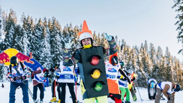 
	100 de schiori și snowboarderi s-au întrecut în weekend în cea mai trăsnită competiție de pe pârtie, Red Bull Homerun
