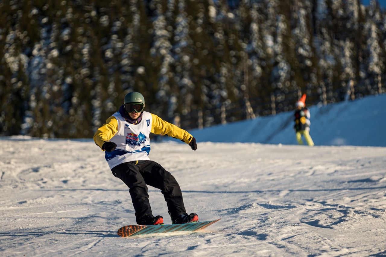 100 de schiori și snowboarderi s-au întrecut în weekend în cea mai trăsnită competiție de pe pârtie, Red Bull Homerun_5