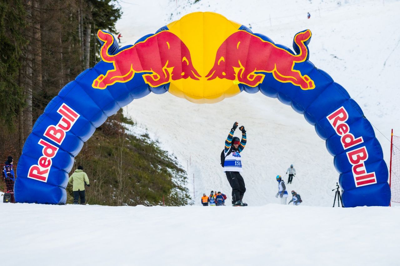 100 de schiori și snowboarderi s-au întrecut în weekend în cea mai trăsnită competiție de pe pârtie, Red Bull Homerun_7