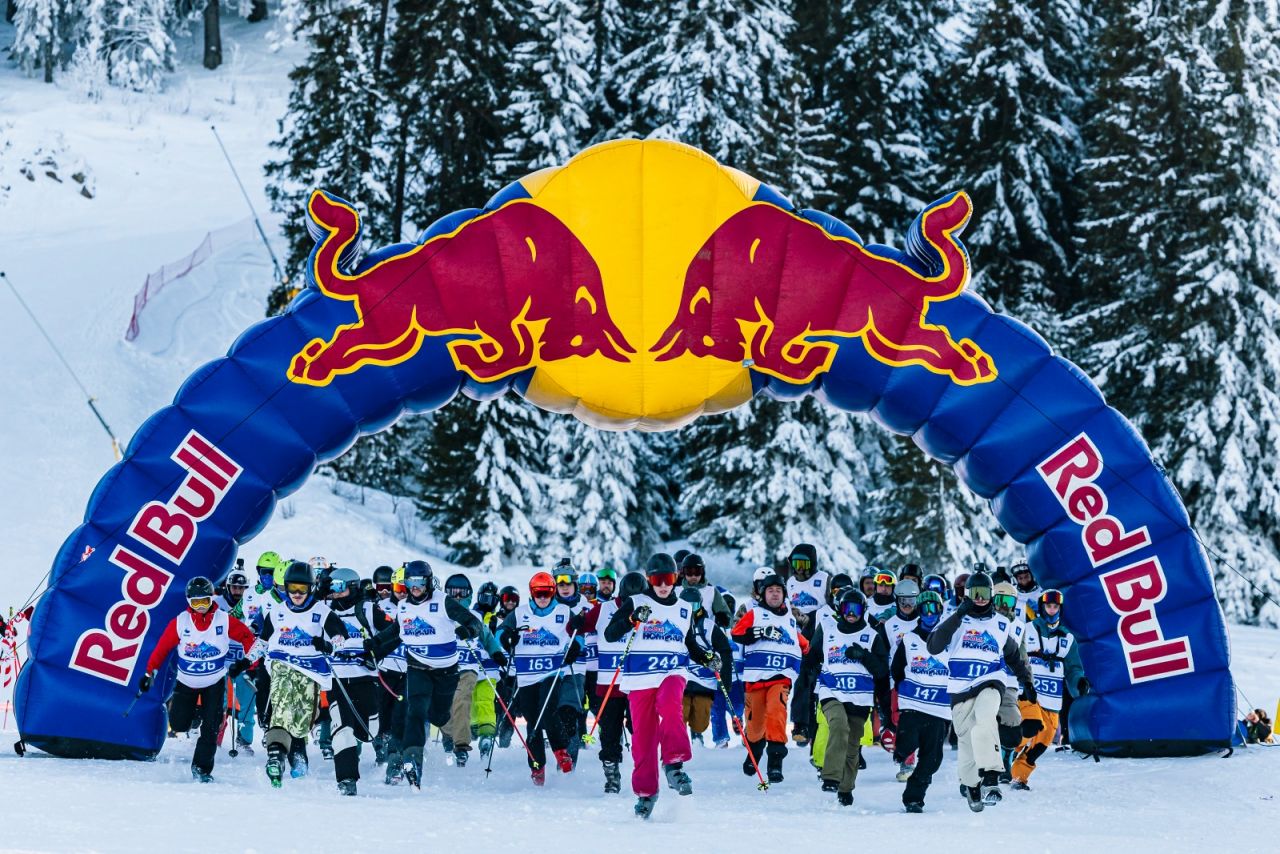 100 de schiori și snowboarderi s-au întrecut în weekend în cea mai trăsnită competiție de pe pârtie, Red Bull Homerun_8