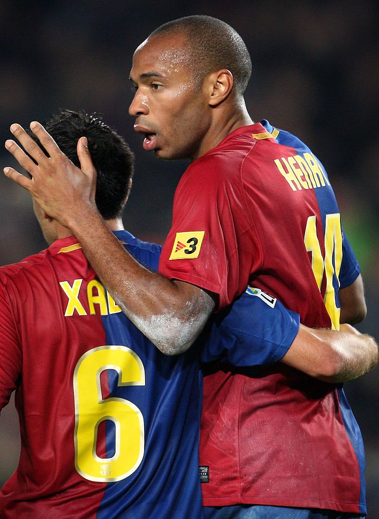 Thierry Henry i-a transmis un mesaj emoționant lui Xavi Hernandez în direct după meciul cu Napoli: „Ești al doilea după Pep!” _3
