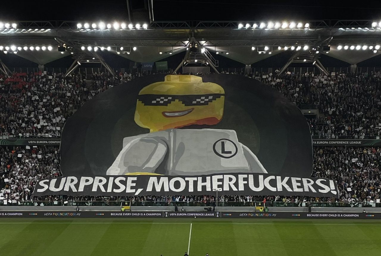 Ultrașii Legiei Varșovia au sfidat UEFA după ce peluza le-a fost închisă: "Surprise, motherf*ckers"_6