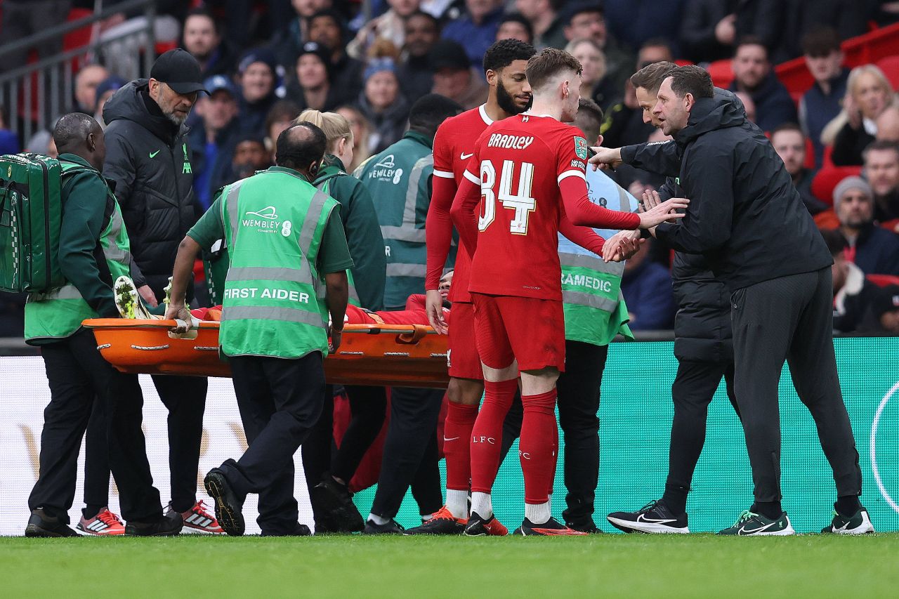 Probleme pentru Liverpool! Fotbalistul s-a accidentat și a fost scos cu targa în timpul finalei Carabao Cup_1