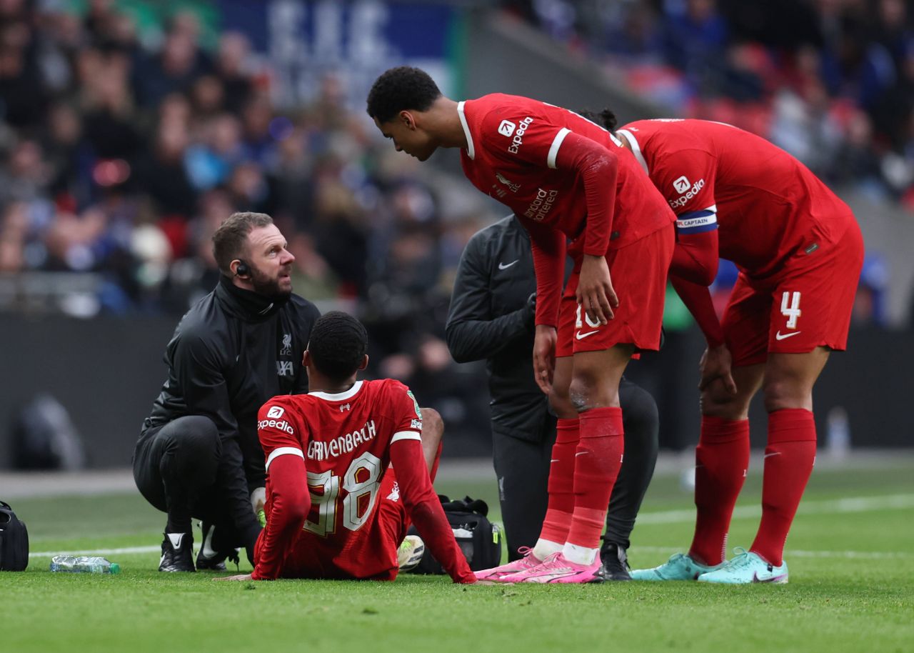 Probleme pentru Liverpool! Fotbalistul s-a accidentat și a fost scos cu targa în timpul finalei Carabao Cup_5