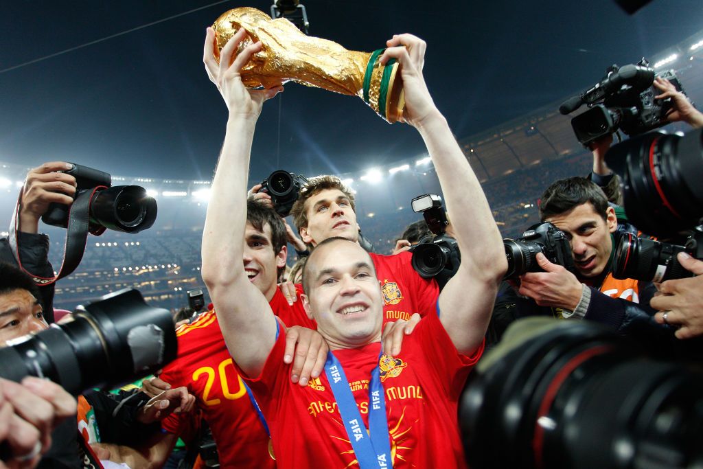 Andres Iniesta a ajuns la 1000 de meciuri: niciun cartonaș roșu, 38 de trofee, campion mondial și european!_2