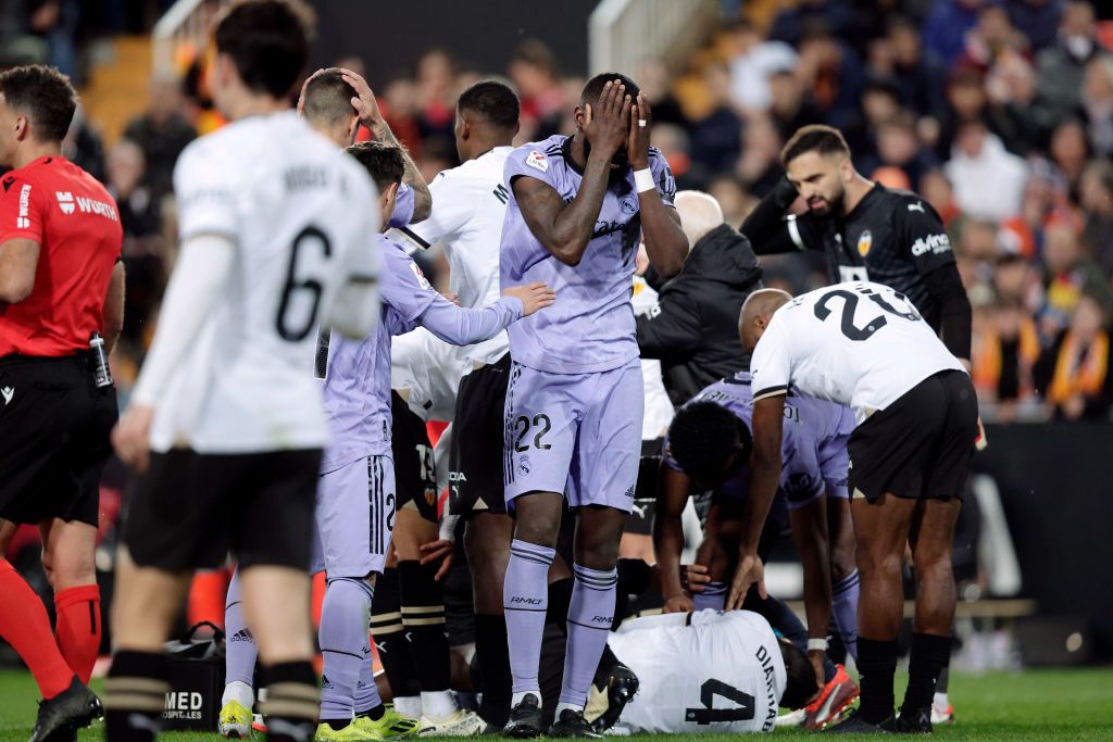 Imagini cutremurătoare! Accidentare horror în Valencia - Real Madrid: jucătorii au rămas încremeniți pe teren_2