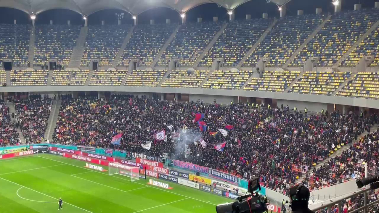Atmosferă superbă la FCSB - Petrolul Ploiești! Fanii vicecampioanei au aruncat cu materiale pirotehnice în debutul meciului_1