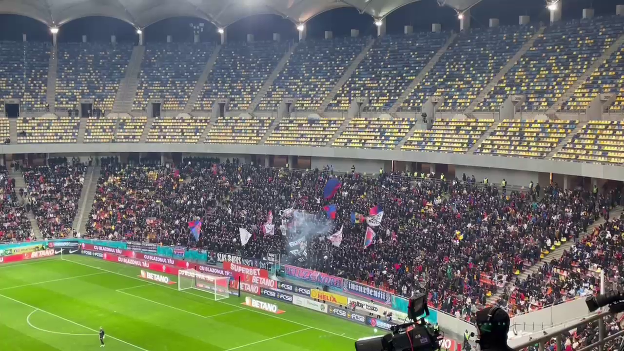 Atmosferă superbă la FCSB - Petrolul Ploiești! Fanii vicecampioanei au aruncat cu materiale pirotehnice în debutul meciului_2