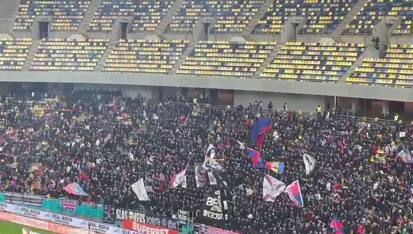 Atmosferă superbă la FCSB - Petrolul Ploiești! Fanii vicecampioanei au aruncat cu materiale pirotehnice în debutul meciului_11