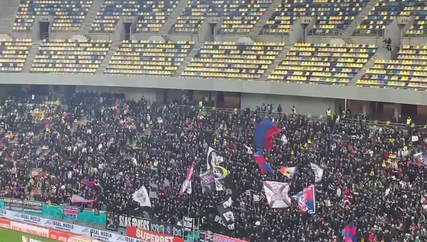 Atmosferă superbă la FCSB - Petrolul Ploiești! Fanii vicecampioanei au aruncat cu materiale pirotehnice în debutul meciului_12