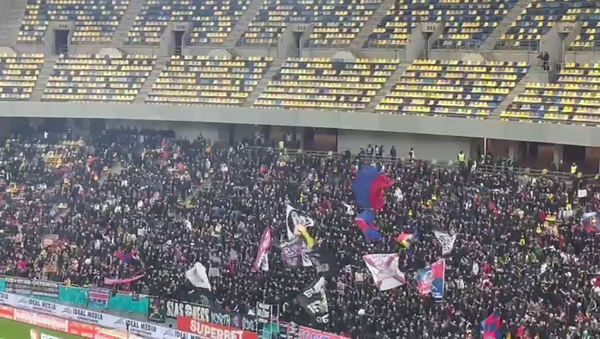 Atmosferă superbă la FCSB - Petrolul Ploiești! Fanii vicecampioanei au aruncat cu materiale pirotehnice în debutul meciului_13
