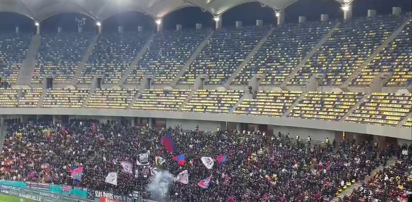 Atmosferă superbă la FCSB - Petrolul Ploiești! Fanii vicecampioanei au aruncat cu materiale pirotehnice în debutul meciului_16